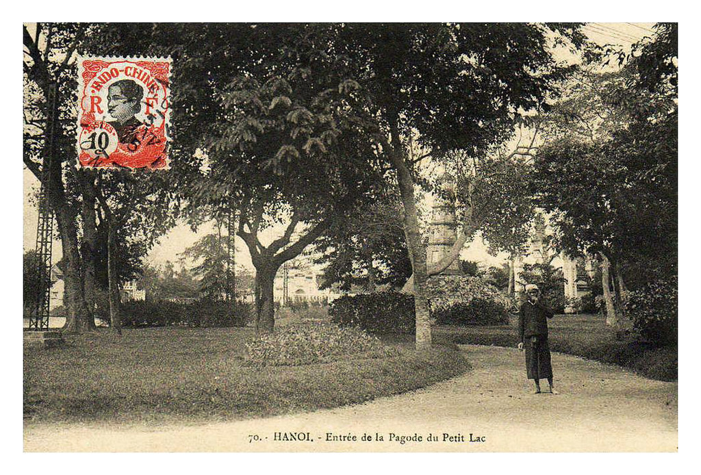 Khu vực bờ hồ gần đền Ngọc Sơn với Tháp Bút ở hậu cảnh.