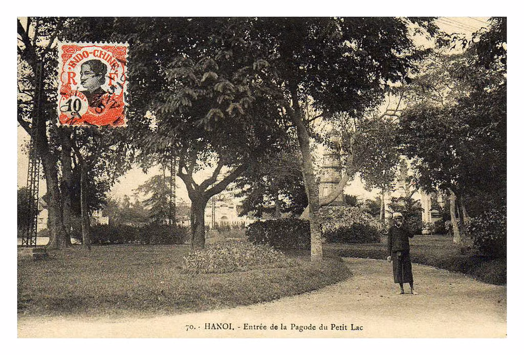 Khu vực bờ hồ gần đền Ngọc Sơn với Tháp Bút ở hậu cảnh.