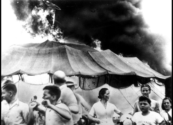 Nhiều người đã kẹt dưới những tấm vải rơi xuống, và sau khi các đoạn dây thừng của túp lều bị đốt cháy và các cột trụ không còn đứng vững, toàn bộ túp lều đang cháy đã sụp đổ, thiêu rụi những người còn mắc lại.