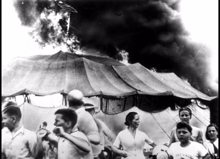 Nhiều người đã kẹt dưới những tấm vải rơi xuống, và sau khi các đoạn dây thừng của túp lều bị đốt cháy và các cột trụ không còn đứng vững, toàn bộ túp lều đang cháy đã sụp đổ, thiêu rụi những người còn mắc lại.