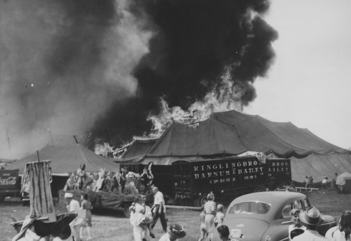 Khán giả bên trong túp lều không kịp phản ứng khi rất nhiều mảnh vải bị cháy bắt đầu rơi xuống từ trên cao, và một vụ giẫm đạp lên nhau để tìm lối thoát bắt đầu.