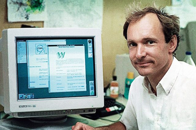 Năm 1994, Berners-Lee thành lập Tập đoàn World Wide Web Consortium (W3C) tại Phòng thí nghiệm Khoa học máy tính (LCS) tại Học viện Công nghệ Massachusetts (MIT) ở Boston.