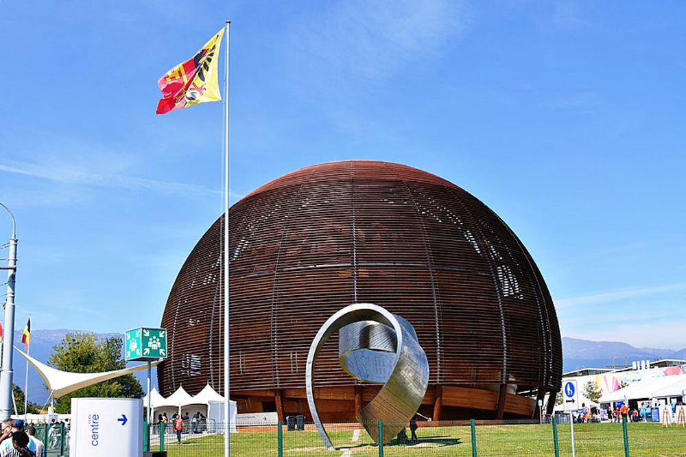 Năm 1980, khi còn làm việc tại CERN, phòng thí nghiệm vật lý hạt Châu Âu tại Geneva, lần đầu tiên Berners-Lee mô tả khái niệm về một hệ thống toàn cầu.