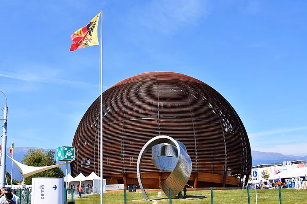 Năm 1980, khi còn làm việc tại CERN, phòng thí nghiệm vật lý hạt Châu Âu tại Geneva, lần đầu tiên Berners-Lee mô tả khái niệm về một hệ thống toàn cầu.