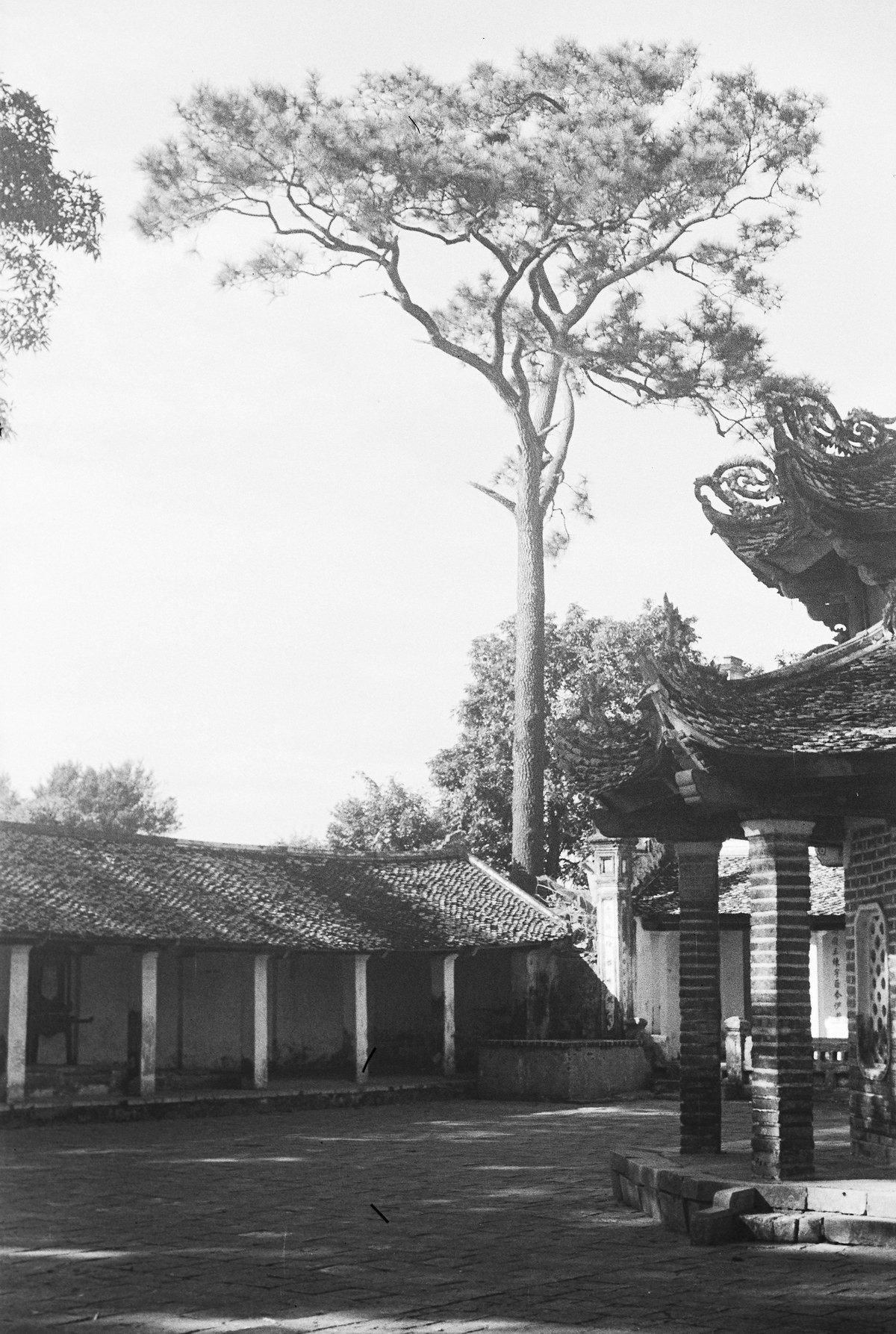 Nhà hữu vu và lầu bát giác. Tòa lầu 8 cạnh là công trình tạo nên nét đặc trưng trong diện mạo kiến trúc chùa Láng.