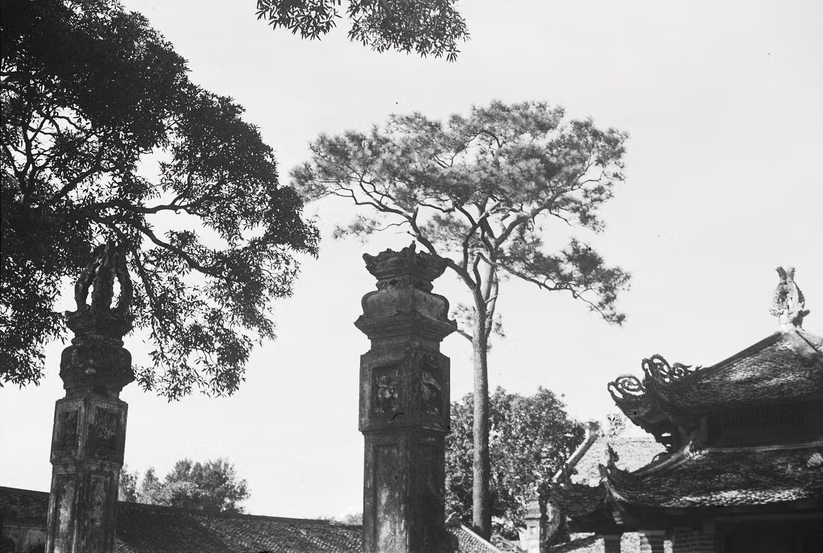 Hai trụ biểu của cánh cổng thứ ba, đối điện lầu bát giác.