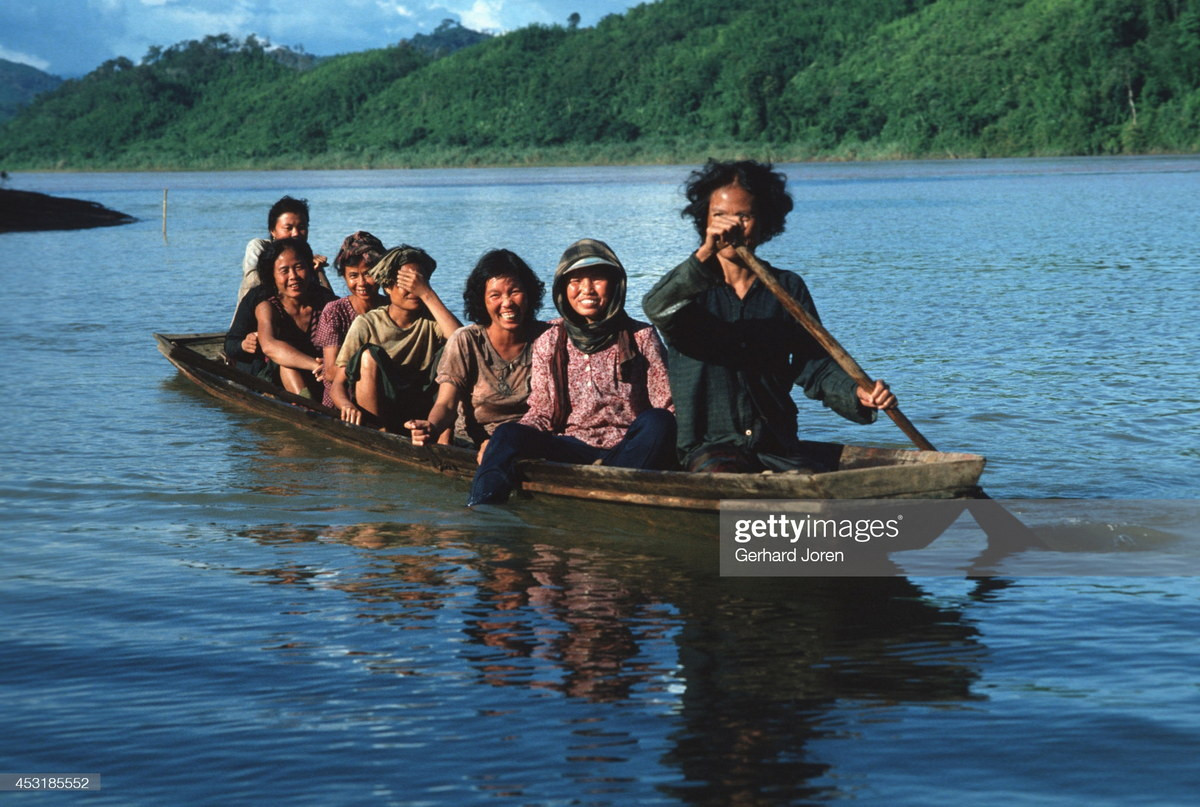 Những người phụ nữ trên con đò ở sông Mekong, phía Nam Luang Prabang.