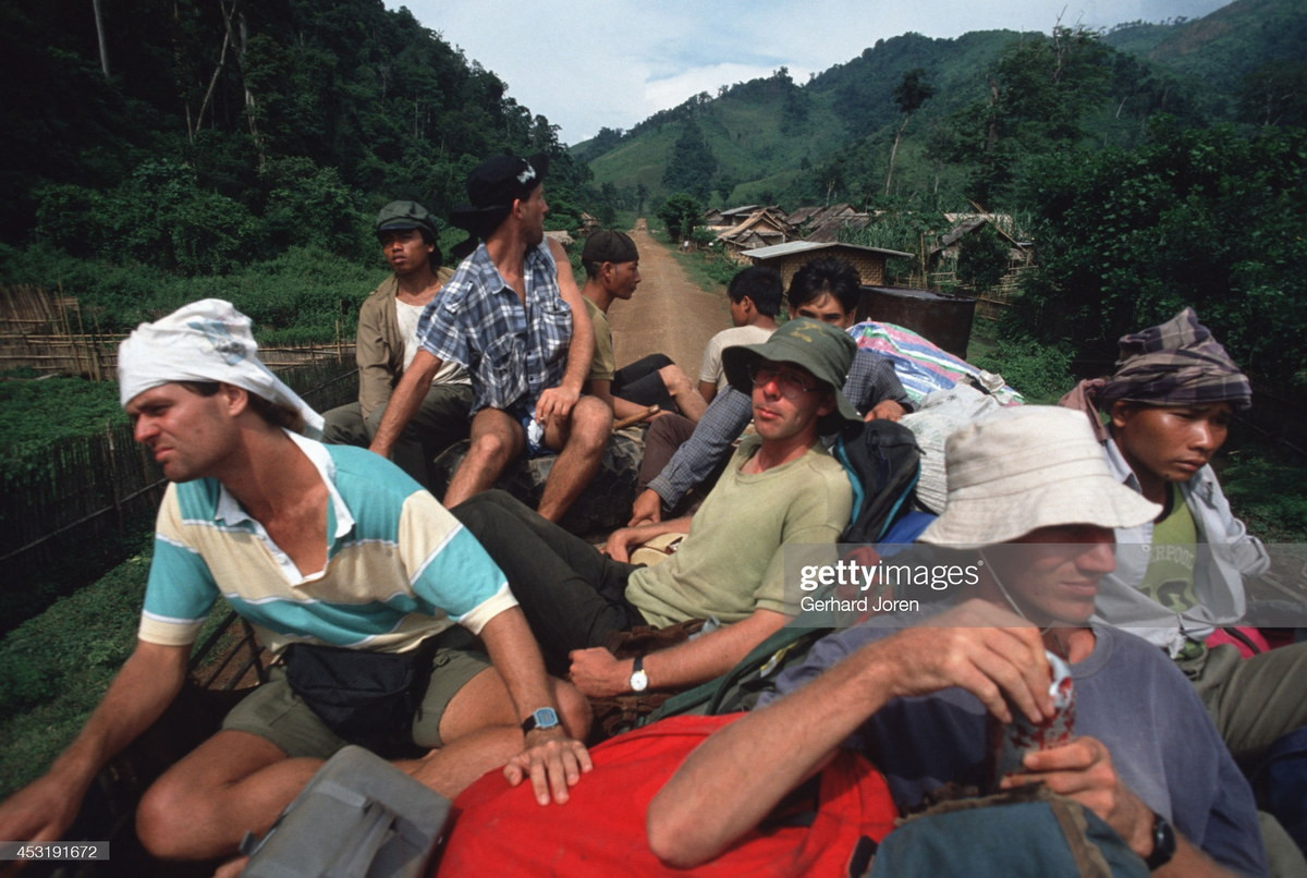 Những vị khách phương Tây trải nghiệm hành trình đến Luang Prabang trên thùng xe tải.