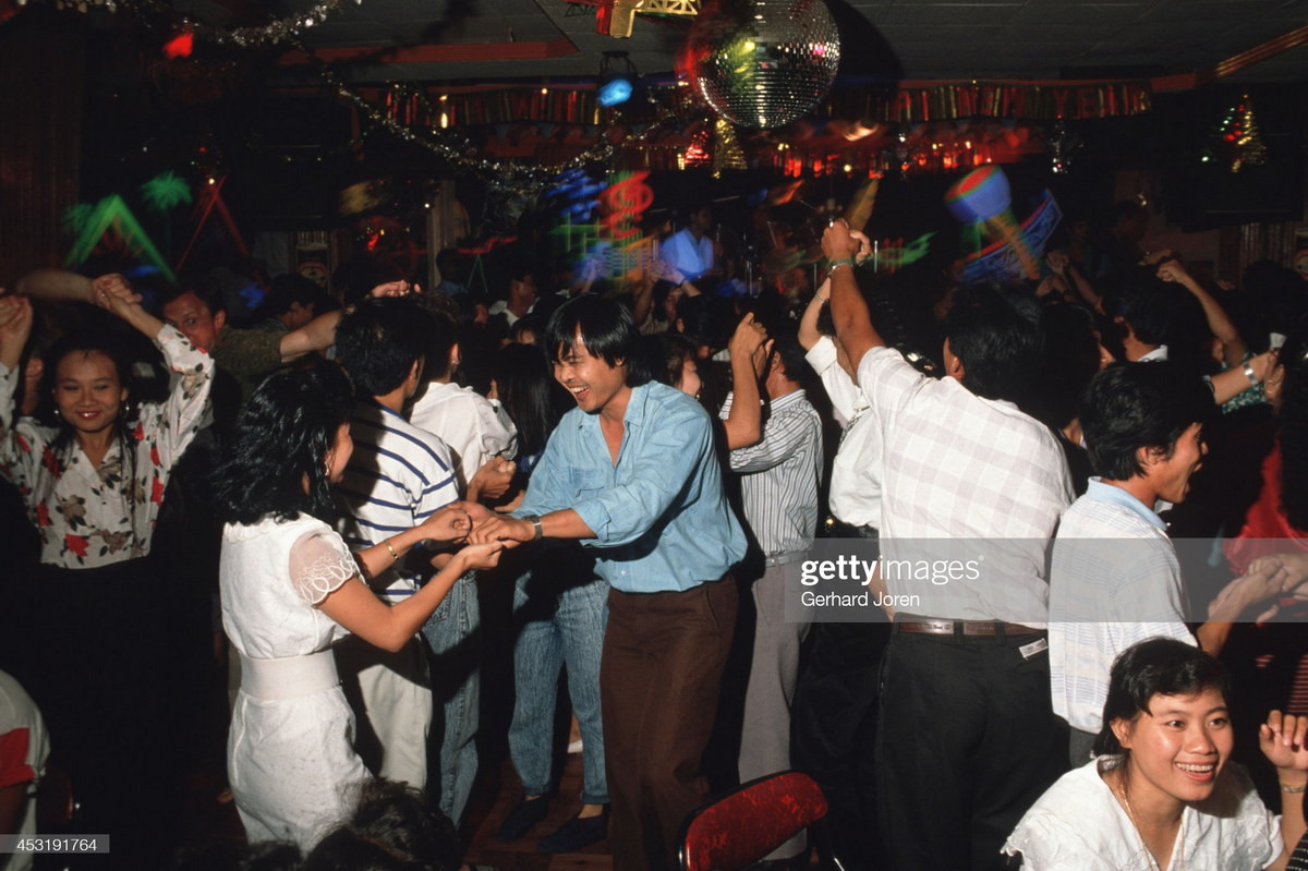 Giới trẻ khiêu vũ tào tối thứ bảy tại hộp đêm Vienlaty ở Vientiane.