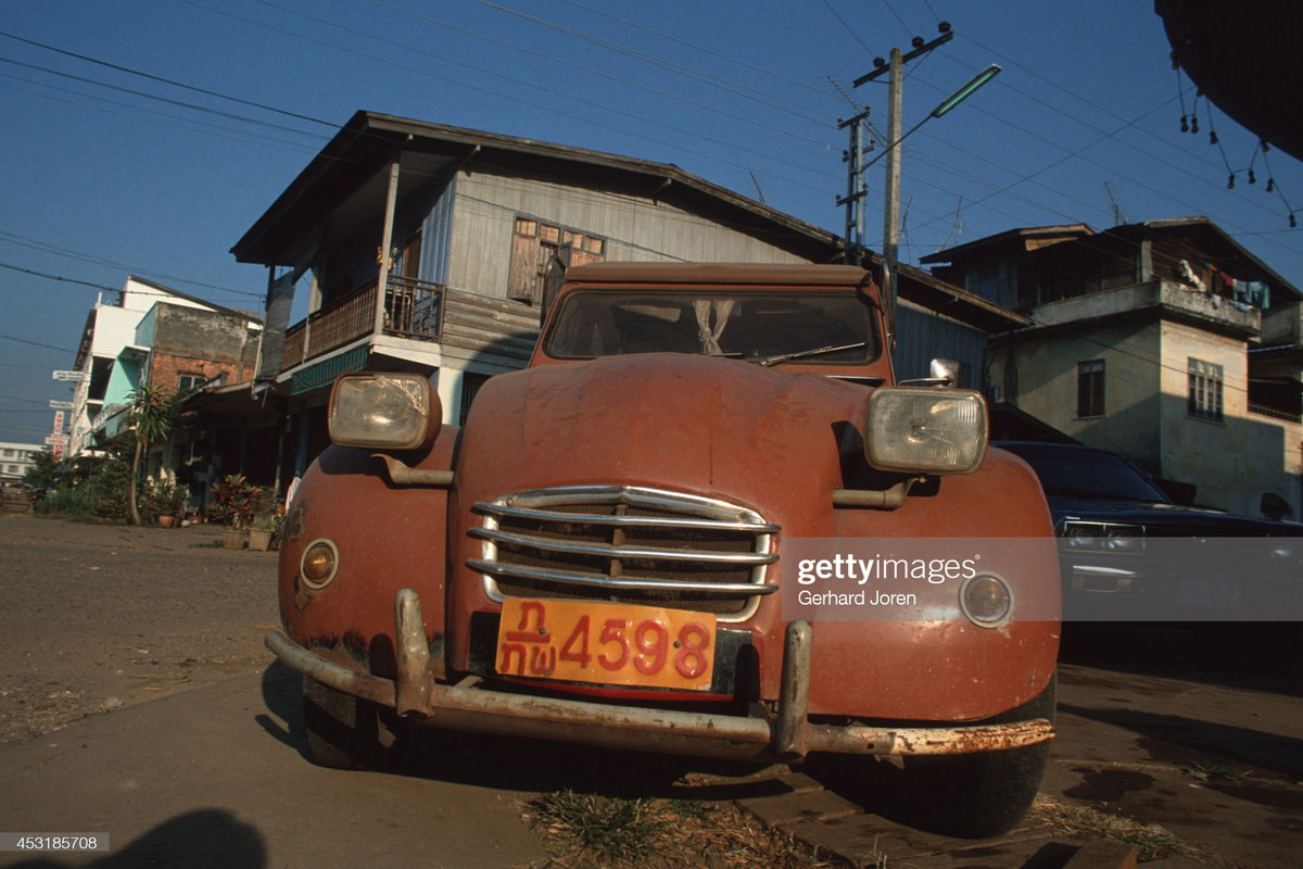 Chiếc xe Citroen 2 CV cũ kỹ đỗ trên đường phố Vientiane.