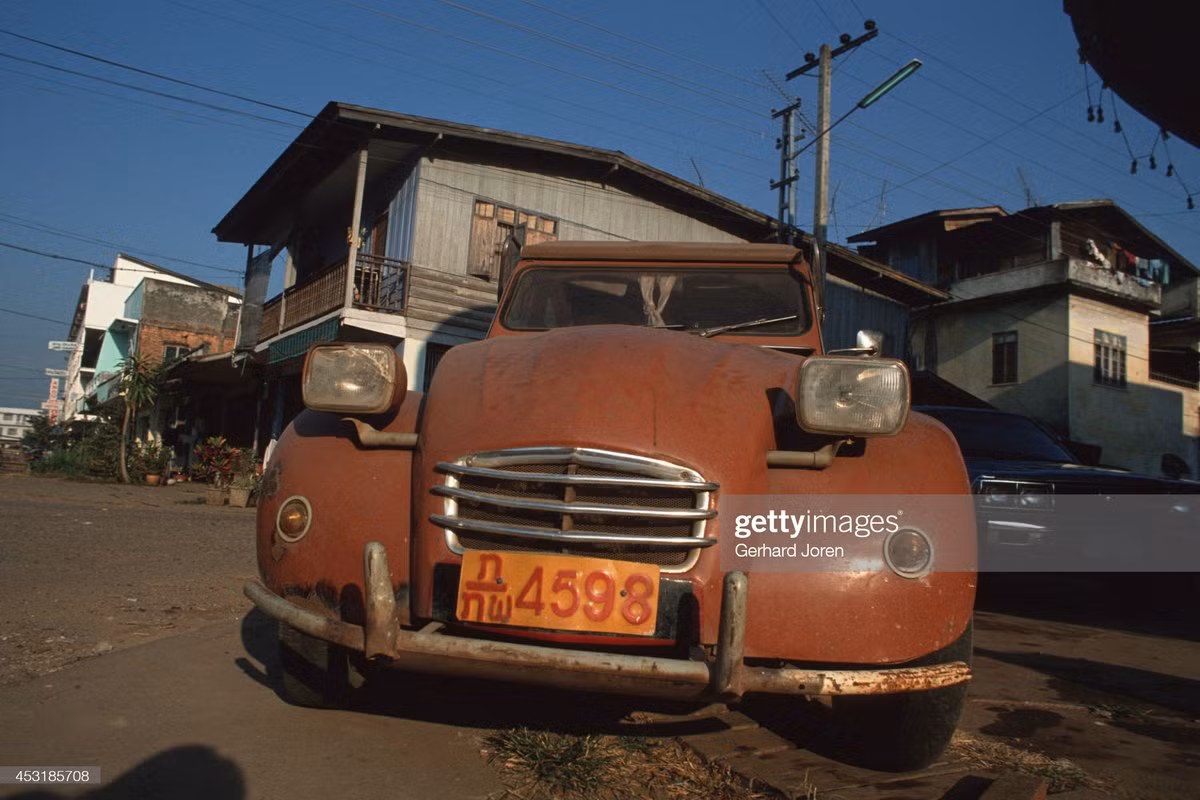Chiếc xe Citroen 2 CV cũ kỹ đỗ trên đường phố Vientiane.