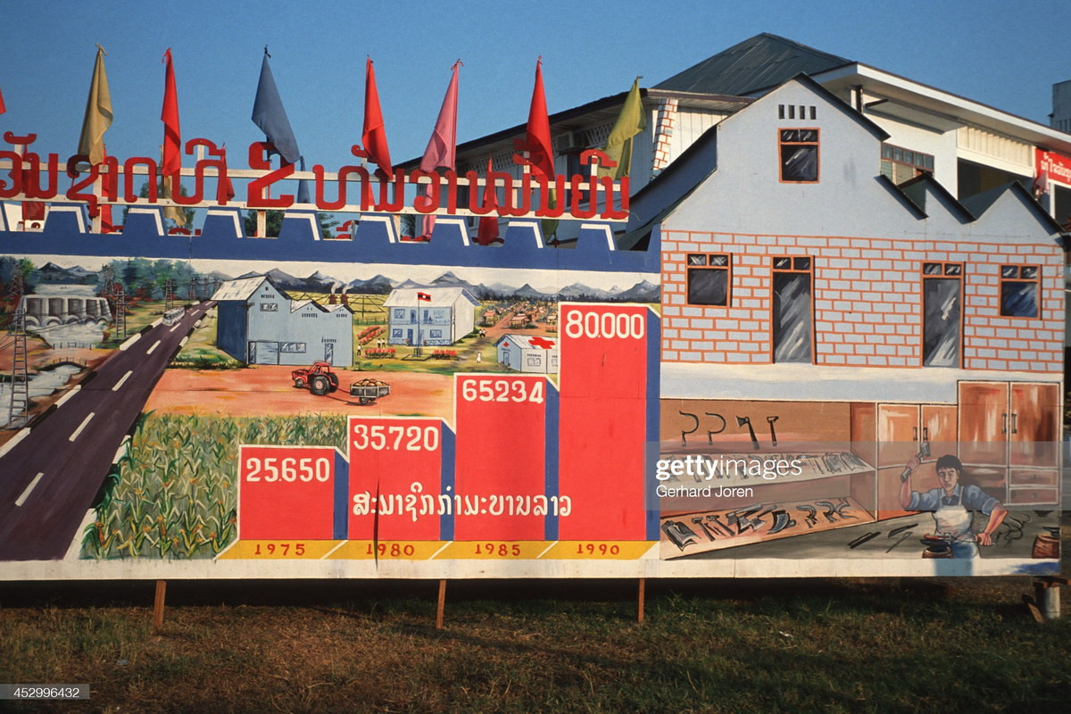Pa-nô cổ động trên đường phố ở thủ đô Vientiane, Lào năm 1989. Ảnh: Gerhard Joren/ Getty Images.