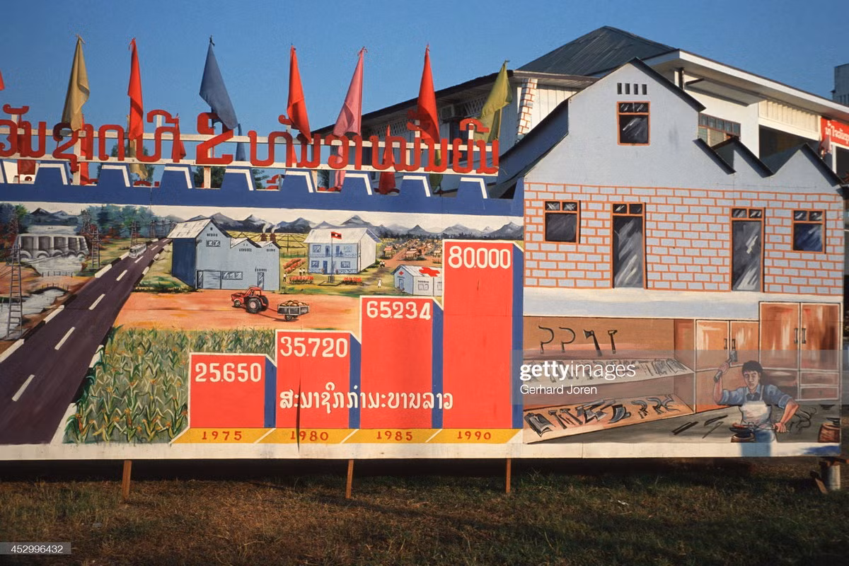 Pa-nô cổ động trên đường phố ở thủ đô Vientiane, Lào năm 1989. Ảnh: Gerhard Joren/ Getty Images.