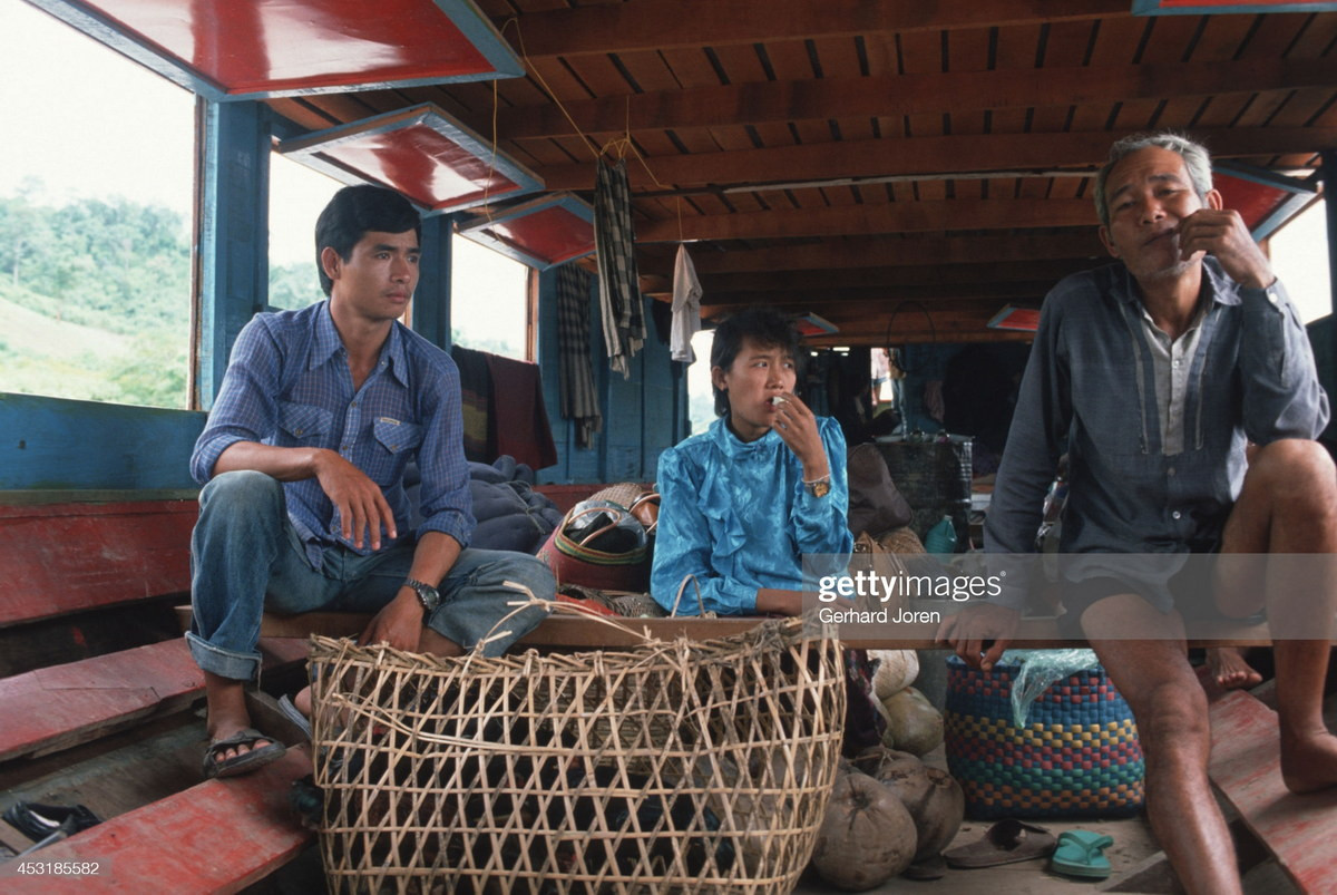 Trên khoang một tàu chở khách ở sông Mekong, Luang Prabang.