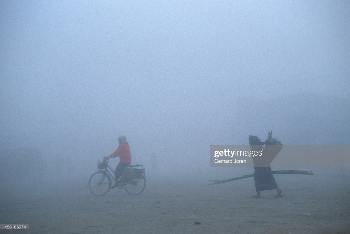 Buổi sáng sớm mù sương trên quốc lộ ở Vang Vieng, Lào năm 1989. Ảnh: Gerhard Joren/ Getty Images.