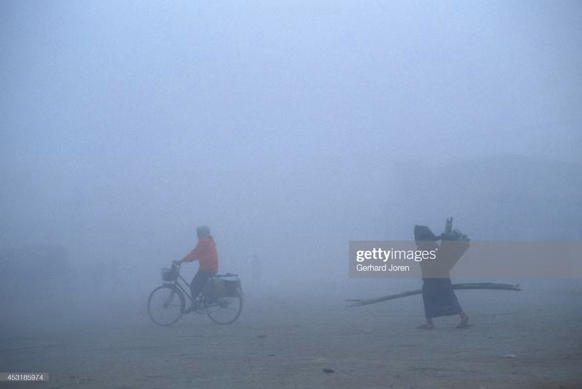 Buổi sáng sớm mù sương trên quốc lộ ở Vang Vieng, Lào năm 1989. Ảnh: Gerhard Joren/ Getty Images.