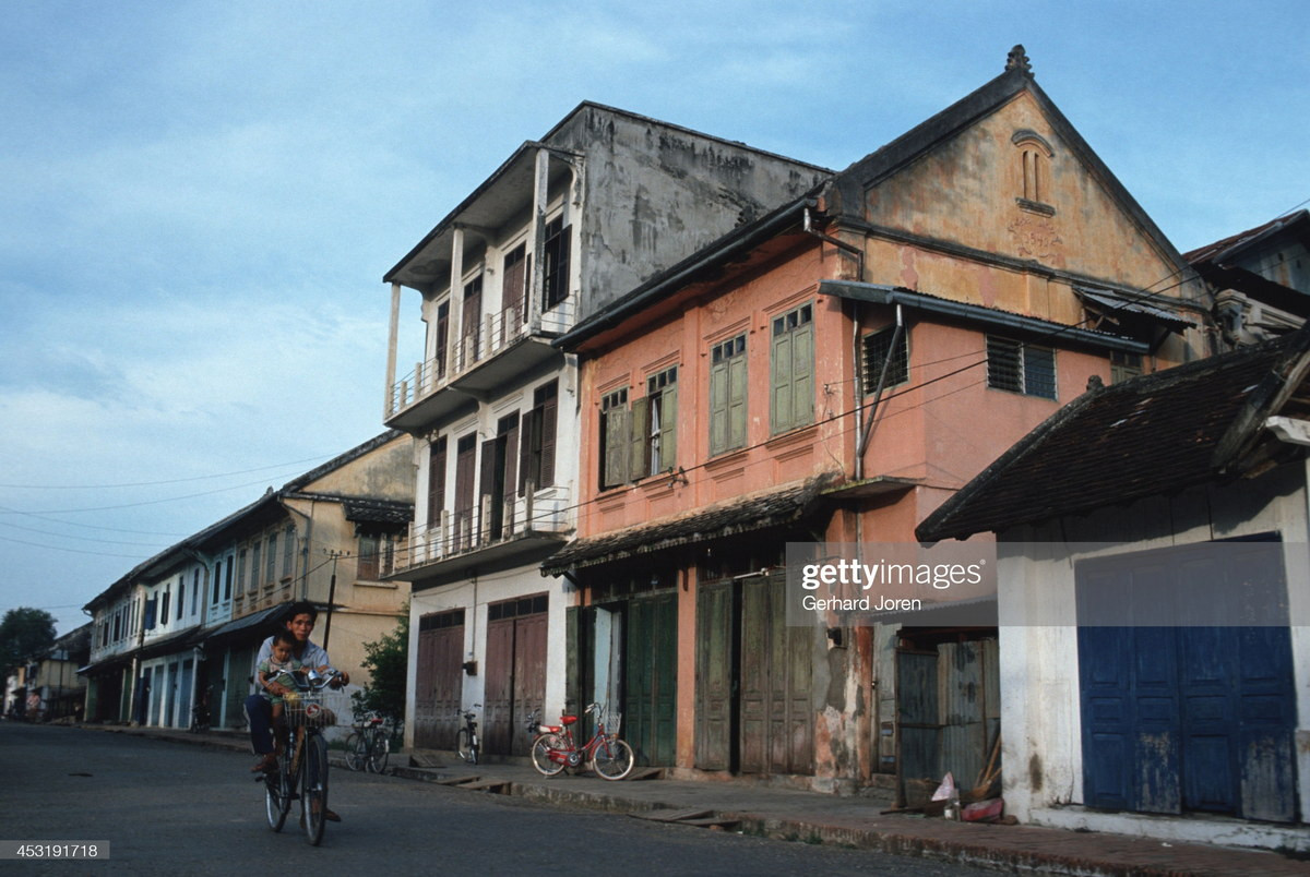 Dãy nhà cổ trên trục phố chính của Luang Prabang, cố đô của Lào.