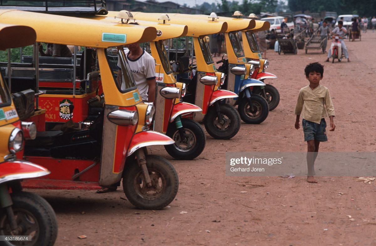 Xe tuk-tuk bên ngoài khu chợ của thành phố Vientiane.