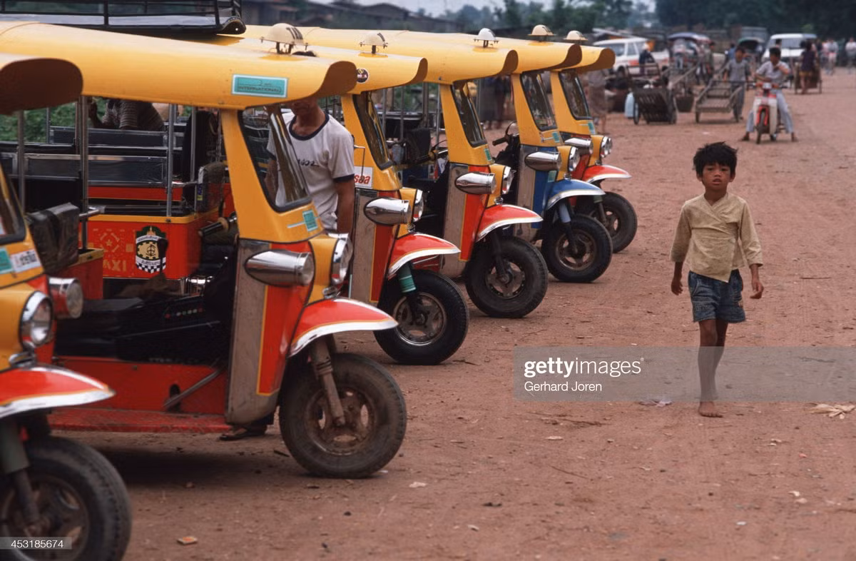 Xe tuk-tuk bên ngoài khu chợ của thành phố Vientiane.