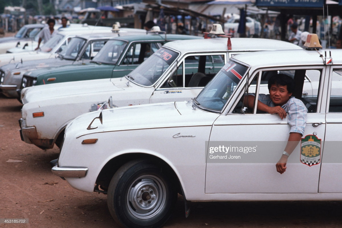 Xe taxi đỗ bên ngoài chợ.