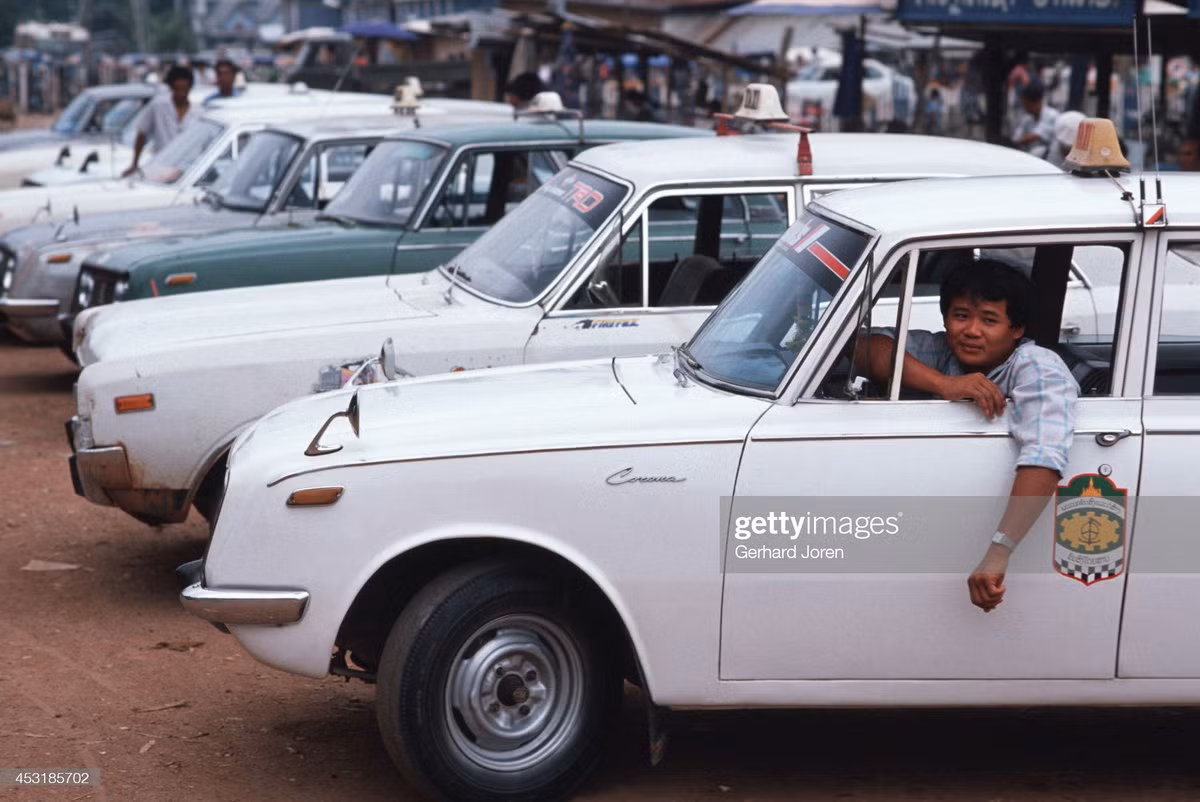 Xe taxi đỗ bên ngoài chợ.