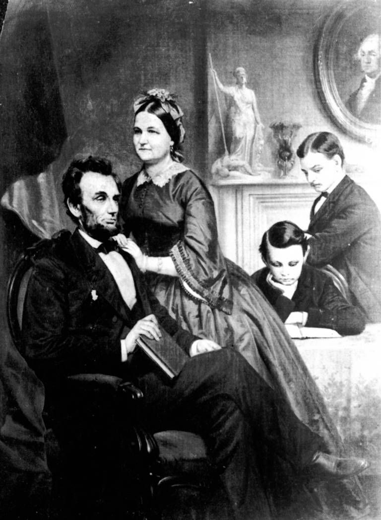 Theo đó, Lincoln đã kể lại một giấc mơ mà ông mới trải nghiệm với một nhóm nhỏ, trong đó có vợ ông, và Lamon. Trong giấc mơ, ông bước vào Phòng Cánh Đông trong Nhà Trắng.