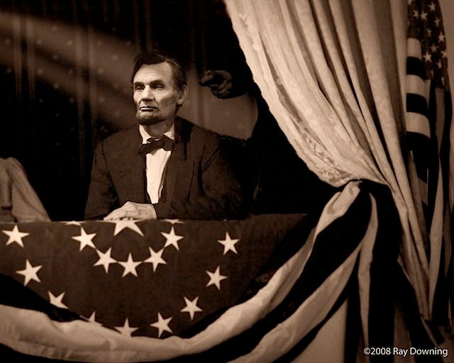 Tổng thống đã được đưa đến một căn nhà cho thuê giá rẻ cạnh Nhà hát Ford, trong tình trạng bị thương rất nặng. Khoảng 7h22 sáng hôm sau, ông qua đời – trở thành vị Tổng thống Mỹ đầu tiên bị ám sát.