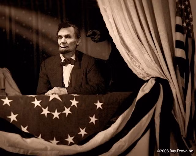 Tổng thống đã được đưa đến một căn nhà cho thuê giá rẻ cạnh Nhà hát Ford, trong tình trạng bị thương rất nặng. Khoảng 7h22 sáng hôm sau, ông qua đời – trở thành vị Tổng thống Mỹ đầu tiên bị ám sát.