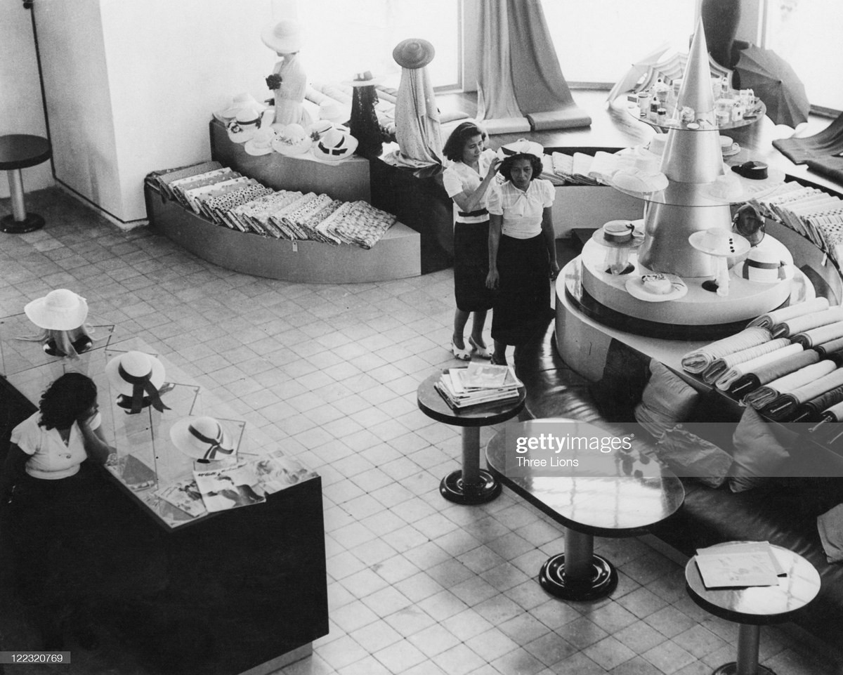 Khách hàng và nhân viên trong một cửa hàng thời trang trên đại lộ Ratchadamnoen, một con đường lịch sử nổi tiếng ở quận Phra Nakhon và Dusit của Bangkok.