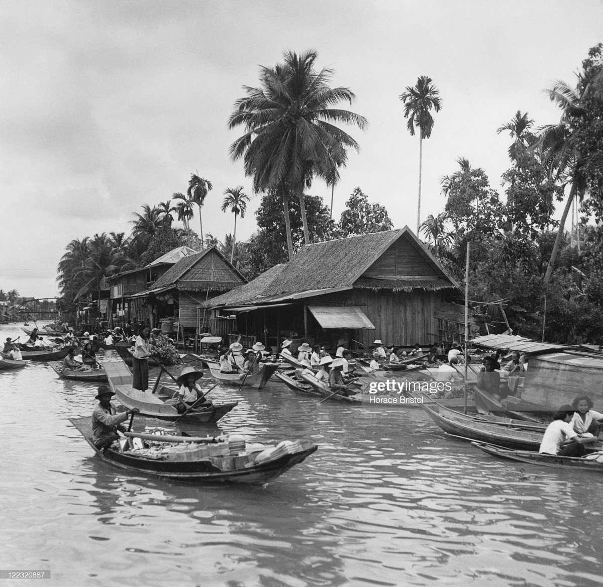 Những người buôn bán trên thuyền tại chợ nổi trên sông Chao Phraya, địa phận Bangkok, thập niên 1960.