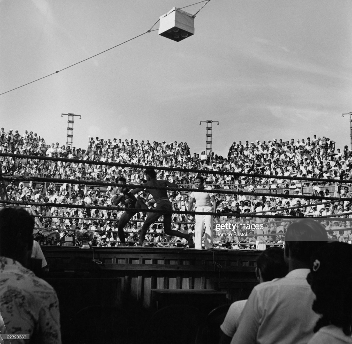 Đám đông theo dõi trận boxing Thái.