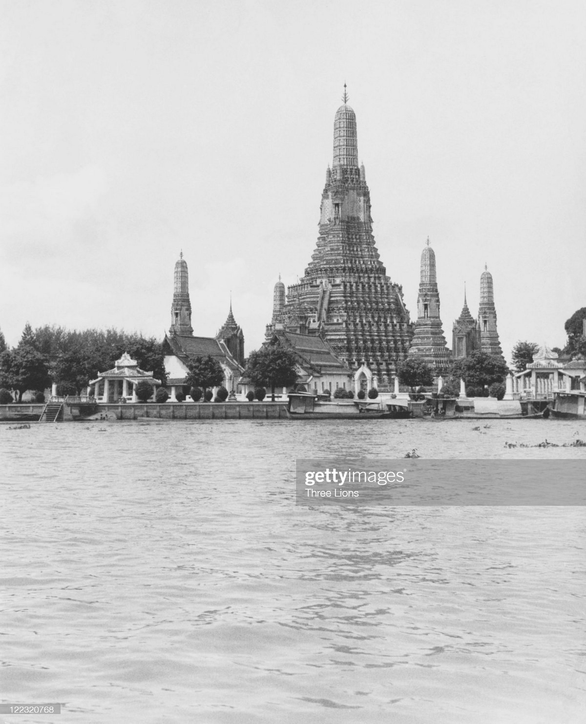 Chùa Wat Arun, một công trình nổi tiếng của Bangkok, nhìn từ sông Chao Phraya.