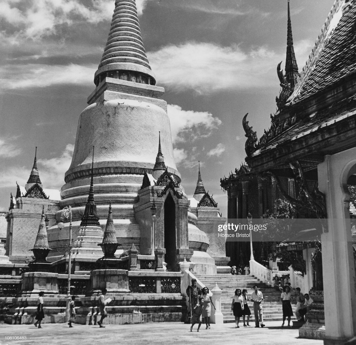 Du khách ghé thăm chùa Wat Phra Kaew, Bangkok khoảng năm 1955.