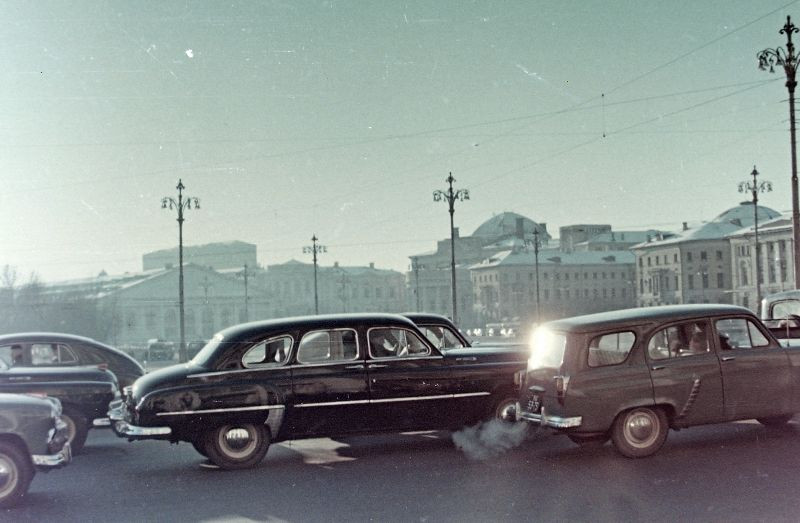 Những chiếc xe hơi bóng loáng ở khu vực Quảng trường Manezhnaya, trung tâm thành phố Moscow.