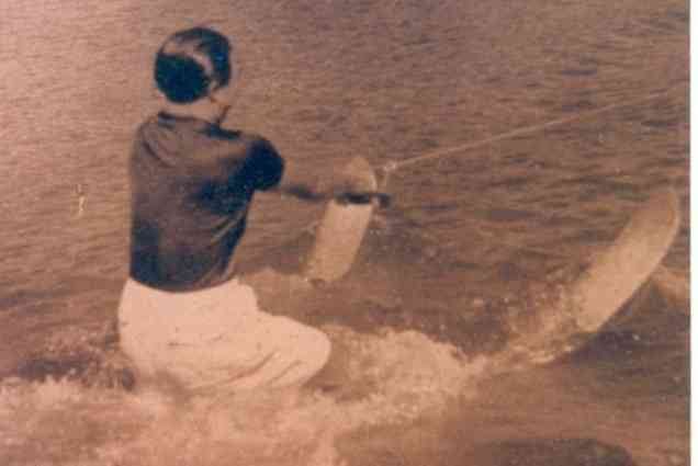 Theo sách “Bảo Đại - vị vua cuối cùng trong lịch sử phong kiến Việt Nam”, học ở Pháp từ nhỏ, Bảo Đại chịu nhiều ảnh hưởng của văn hóa phương Tây, từ cách ăn mặc tới lối sống. Trong lĩnh vực thể thao, Bảo Đại yêu thích môn Golf. Ông cũng là người đưa môn thể thao này về Việt Nam. Ngoài Golf, Bảo Đại còn chơi nhiều môn thể thao khác như tennis, lướt sóng, săn bắn...Ảnh: Lịch sử Việt Nam.