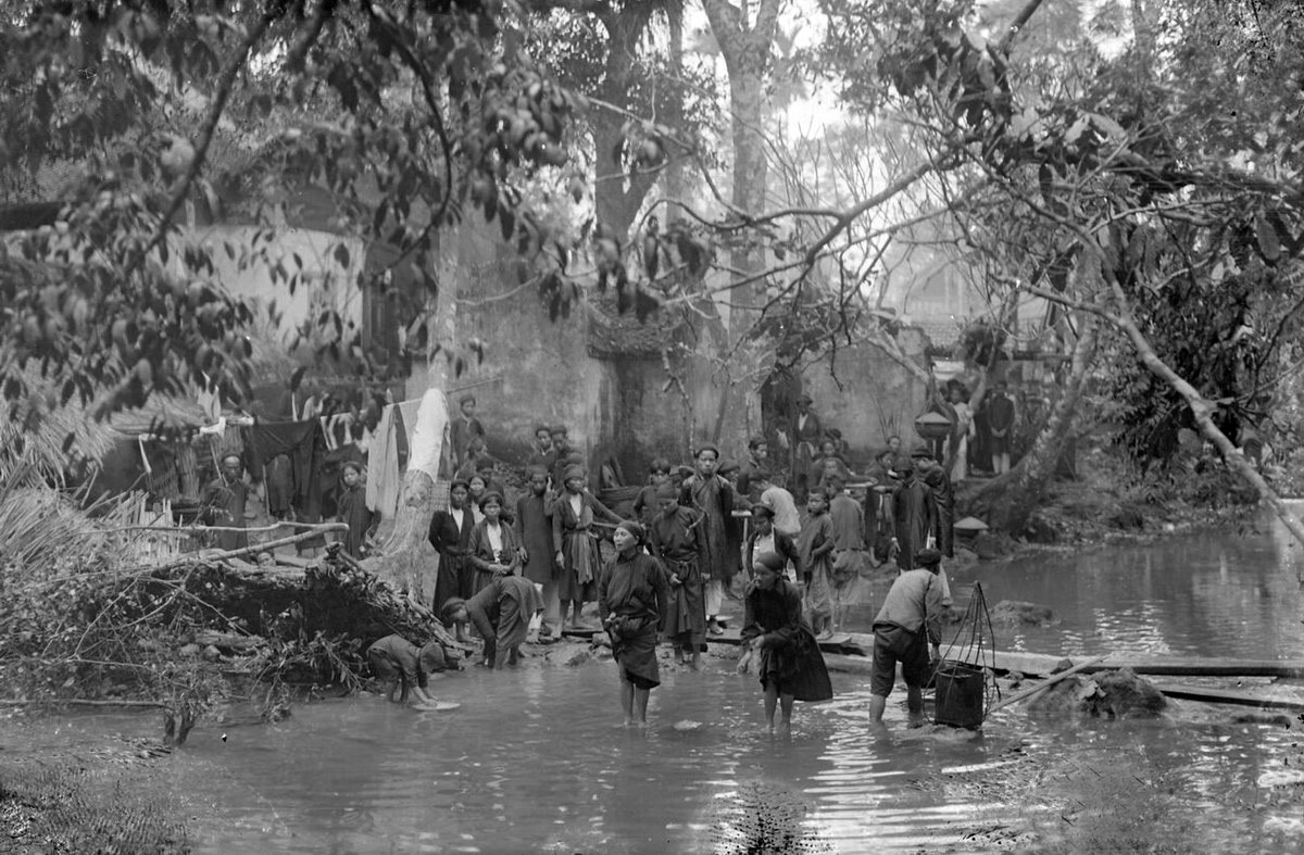 Đám đông tề tựu bên bờ suối.