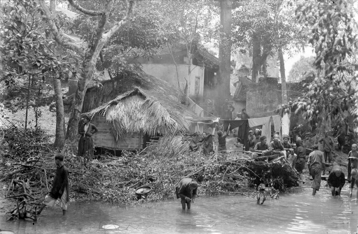 Khách thập phương ngồi nghỉ ngơi, rửa mặt mũi chân tay ở dòng suối cạnh đền.