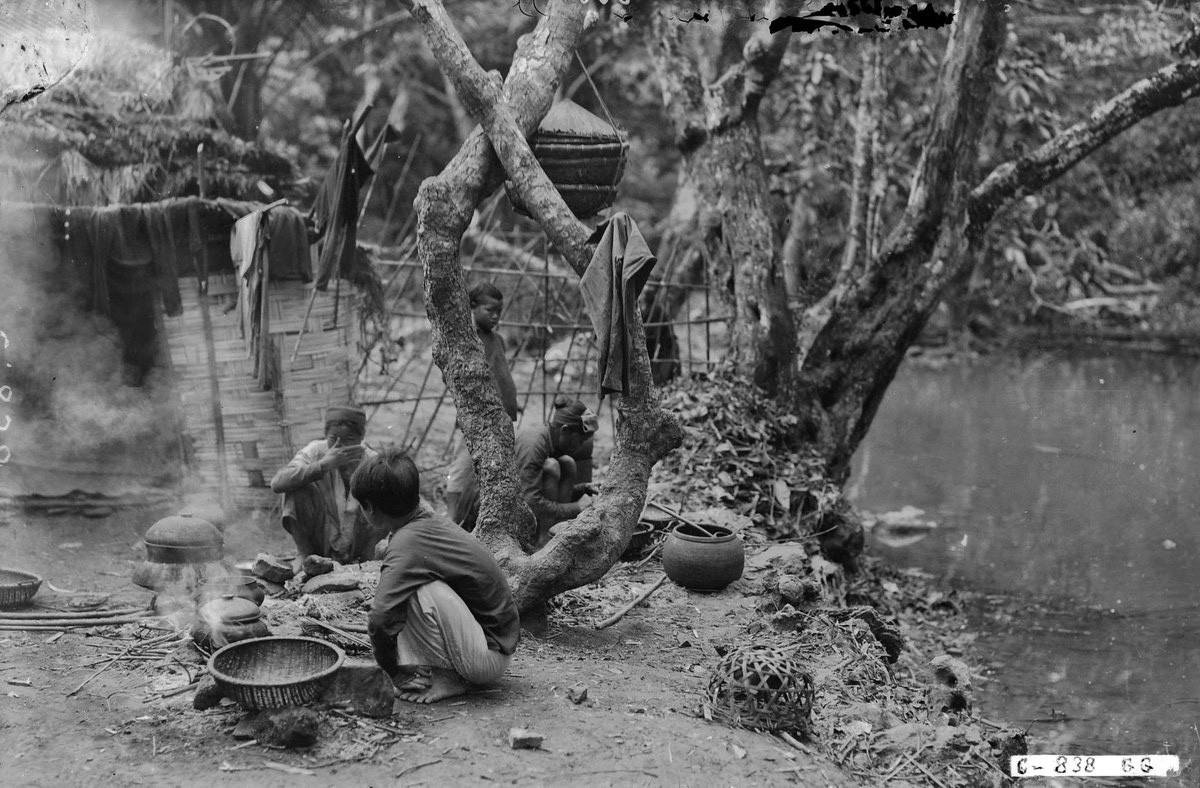 Các thiếu niên thổi cơm bằng niêu đất bên bờ suối. Lúc này đền đang có hội, khách kéo về rất đông.