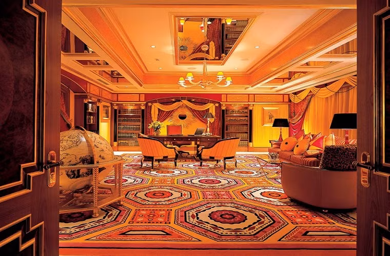 Sau 1 ngày dài làm việc hoặc ăn chơi, chắc chắn thứ bạn cần nhất là 1 căn phòng ấm cúng thoải mái để nghỉ ngơi và khách sạn 7 sao duy nhất trên thế giới là sự lựa chọn tuyệt hảo. Với giá 24 nghìn USD một đêm, bạn sẽ đắm mình trong căn phòng làm bằng đá cẩm thạch, gỗ sồi và vàng. Đội ngũ nhân viên luôn túc trực 24/24 sẵn sàng phục vụ yêu cầu của bạn.