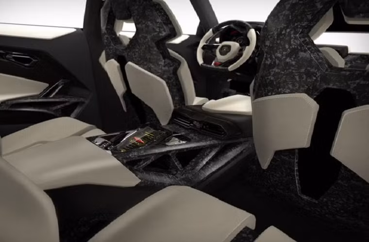 Nội thất độc đáo bọc nhung và da giống như robot biến hình trong các bộ phim viễn tưởng.