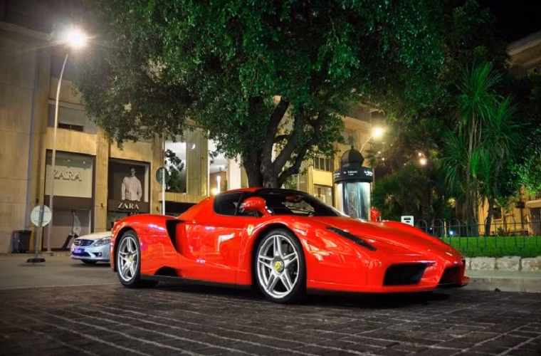Chỉ có 400 chiếc Ferrari Enzo trên thị trường được làm thủ công toàn bộ với động cơ V12, bộ ly hợp kép, phanh đĩa carbon-gốm và hộp số 6 tốc độ giúp bạn lái xe một cách thoải mái nhất. Giá trung bình mỗi chiếc khoảng 700 nghìn USD.