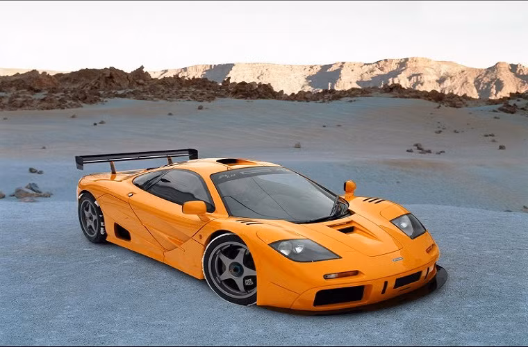 Chiếc McLaren F1 làm thủ công đã mang lại thành công lớn cho hãng McLaren F1 từ những năm 90 với nhiều phiên bản khác nhau. Xe trang bị động cơ V12, hộp số 6 tốc độ, nội thất bọc da mềm làm toát lên vẻ sang trọng cho bất cứ ai sở hữu nó. Giá McLaren F1 khoảng 900 nghìn USD.