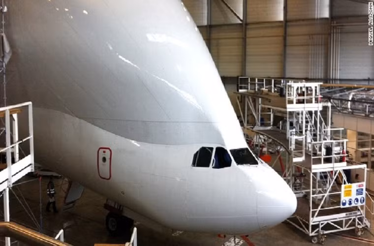 Hãng Airbus khi nghiên cứu để cho ra đời dòng máy bay siêu vận chuyển đã phải hy sinh phần đầu và thân máy bay thành cục bướu nâng không gian chở hàng cho máy bay khiến nó có có vẻ ngoài khá kì dị như quái vật Frankenstein.