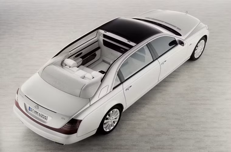 Nhà thiết kế của Maybach Landaulet lại chú trọng đến nội thất của chiếc xe. Chiếc xe có mui trần cho ghế sau, ghế ngồi bọc da sang trọng, dàn âm thanh gồm 21 bộ loa dành cho những người yêu âm nhạc và rất nhiều đồ đạc được làm bằng bạc. Giá chiếc xe gần 1.5 triệu USD.