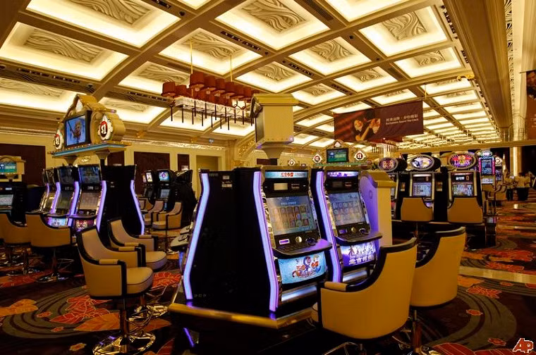 Tất cả các máy chơi bạc đều hiện đại và đa dạng, luôn đảm bảo cả về số lượng đến chất lượng xứng đáng với số tiền khách đã bỏ ra.