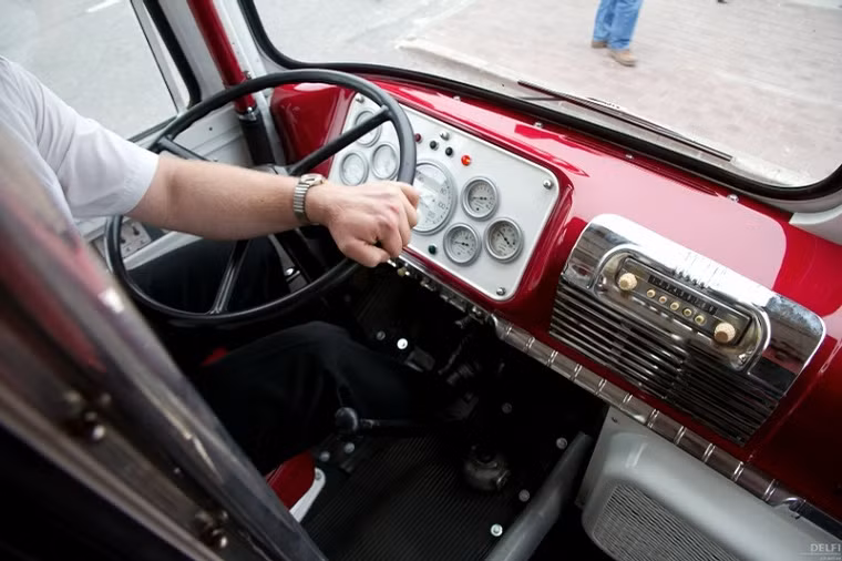 Buồng lái mang dáng vẻ đặc trưng của ngành ô tô Liên Xô cũ khá quen thuộc khi Liên Xô bàn giao khá nhiều ô tô buýt cho Việt Nam trước và sau chiến tranh.