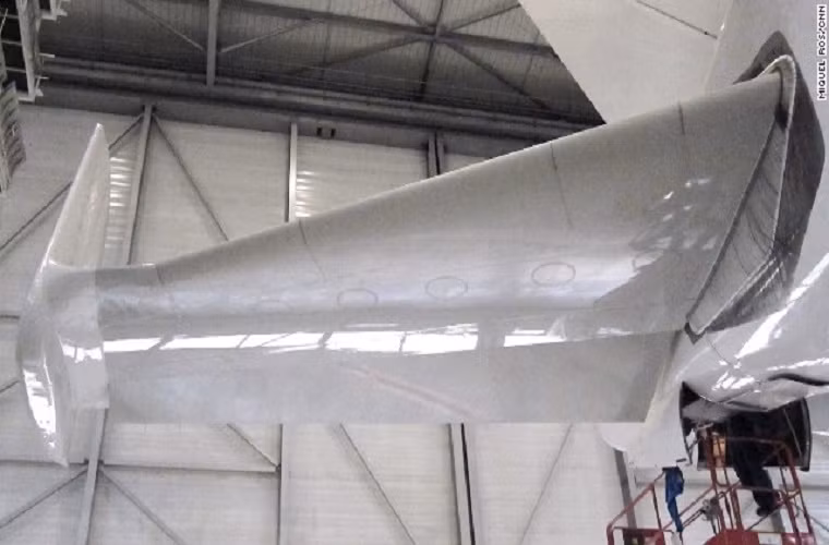 Phần đuôi máy bay có hình dáng như chiếc vây cá "bơi" trên bầu trời.