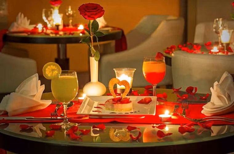 Dịch vụ valentine khá thành công ở Dubai và còn gì tuyệt vời hơn khi bạn hẹn người mình yêu đi trên chiếc Rolls Royce dạo quanh thành phố, sau đó đi trên trực thăng tới một nhà hàng sang trọng đã sẵn sàng phục vụ với hoa, cocktail, dịch vụ thư giãn tạo nên một buổi tối huyền diệu như trong chuyện cổ tích.