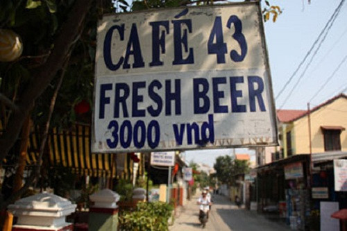 Một quán cafe tại Hà Nội bán kèm cả bia tươi giá rẻ.
