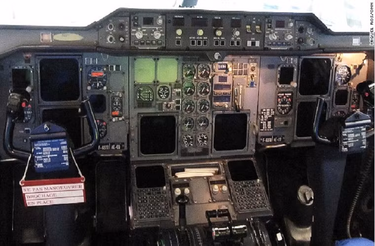 Tổ lái gồm 3 người, 1 lái chính, 1 lái phụ và 1 người kiểm soát hàng hóa.